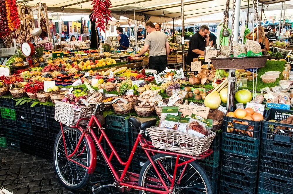 Markets shop ru. Рынок в Риме. Кампо ди Фиори магазины. Колоритный рынок Рима. Farmers Market.