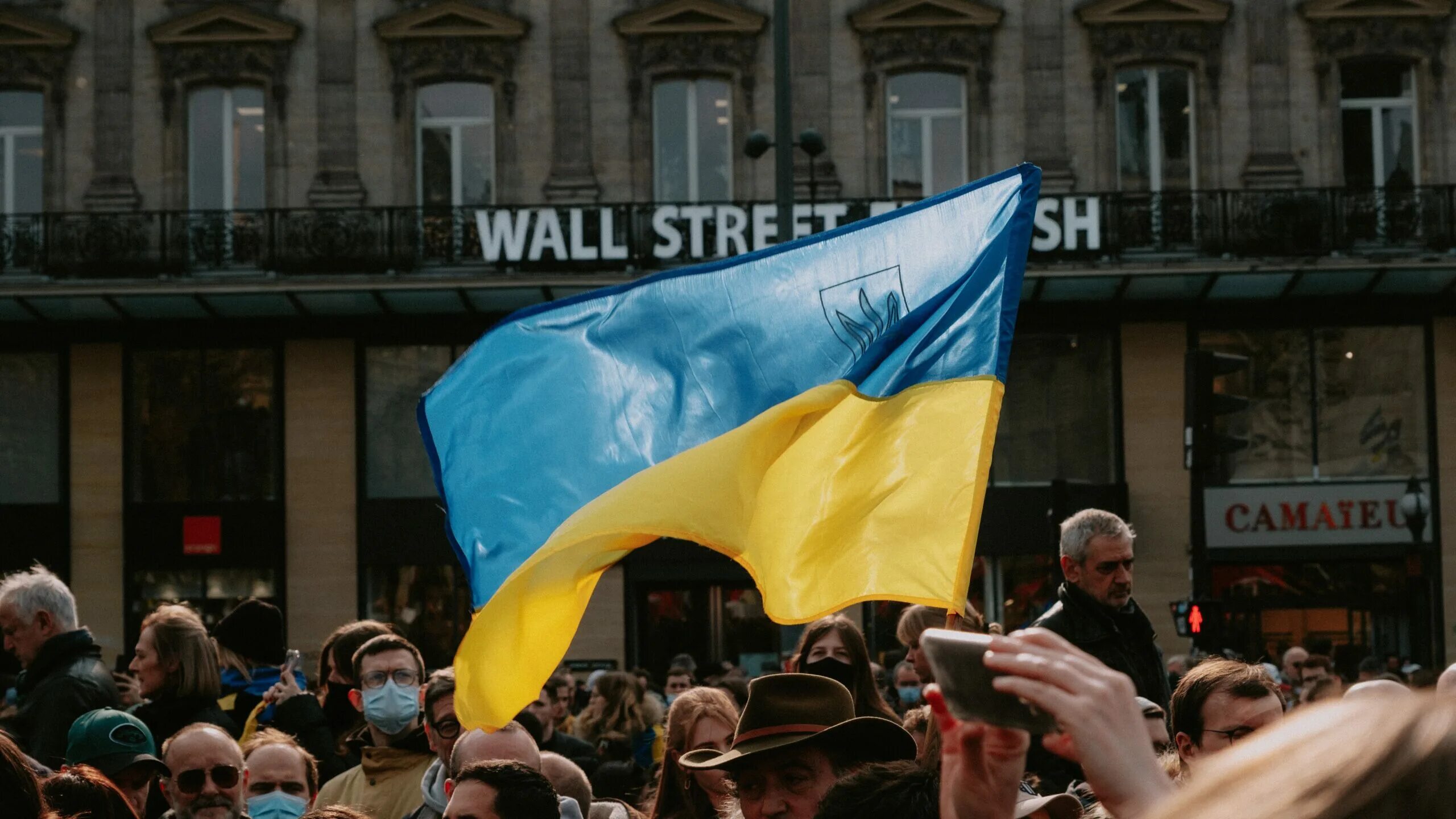 Митинг украинцев. Митинги украинцев в Европе. Украинцы протестуют в Европе. Украинские митинги в ЕС. Украинцы митингуют в Европе.