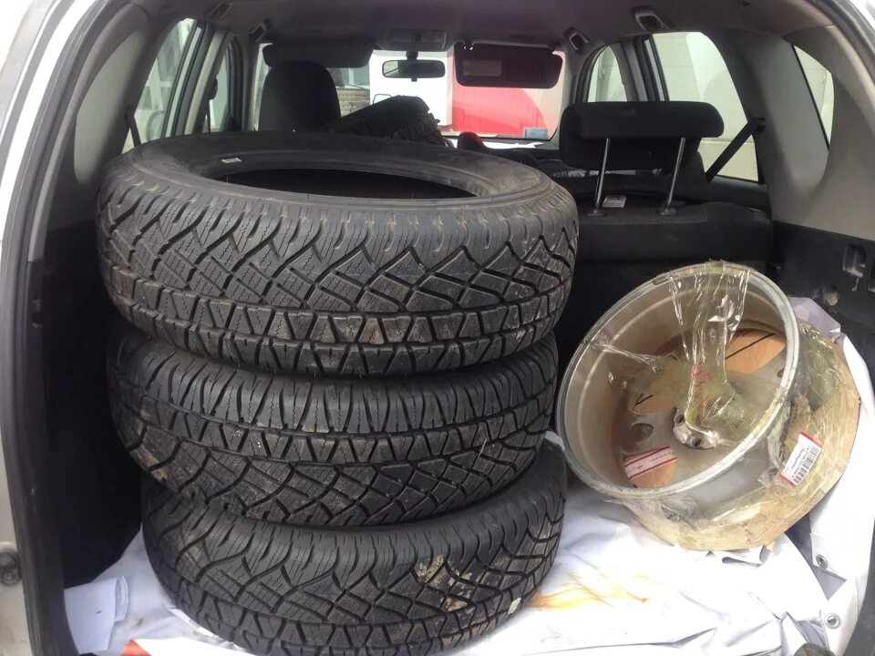 Какие шины купить для кроссовера на лето. Michelin Latitude Cross 235/65 r17. Rav4 225/70 r17. 215/65 R16 rav4. Резина а/т 225 65 17 на рав4.