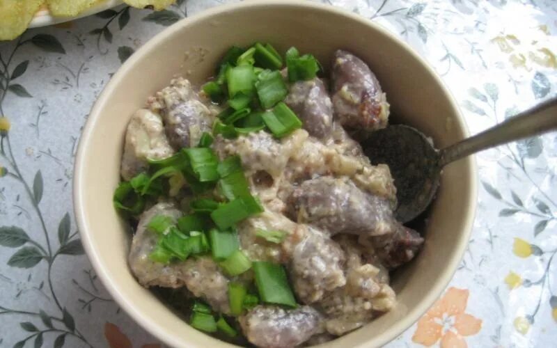 Сердечки куриные тушеные с луком на сковороде. Куриные сердечки в сметане. куриные сердечки тушеные в сметане. куриные сердечки в сметане на сковороде. куриные сердца тушеные в сметане.