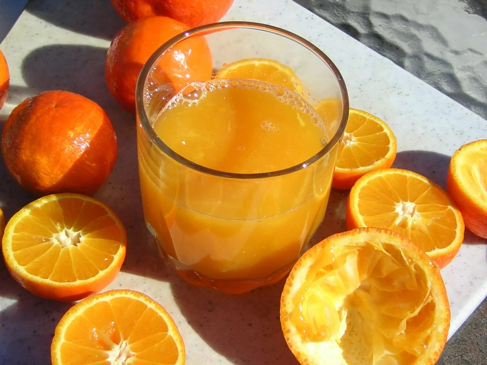 Натюрморт с апельсинами. 2 апельсин в день. Цитрусовые фрукты нарезанные. 2 апельсин в день. Апельсин богат на витамин.