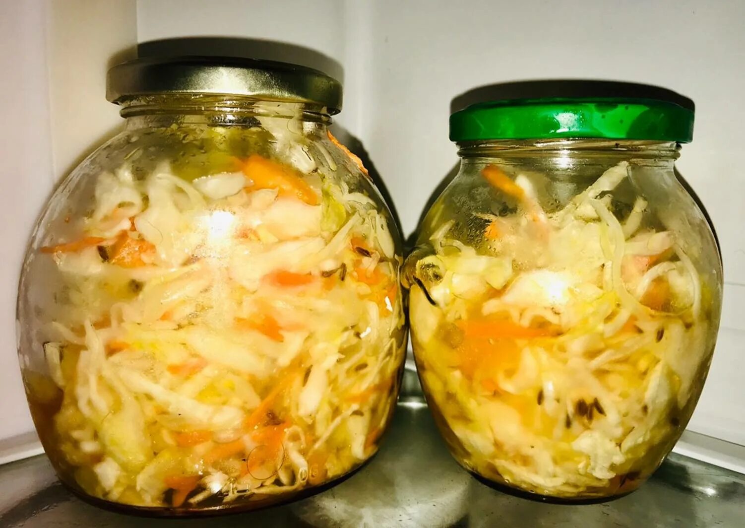 Маринуем капусту быстро горячим способом с уксусом. Капуста квашеная. капуста с уксусом на зиму в банках. капуста соленая горячим способом. засолка капусты горячим способом быстрого приготовления.