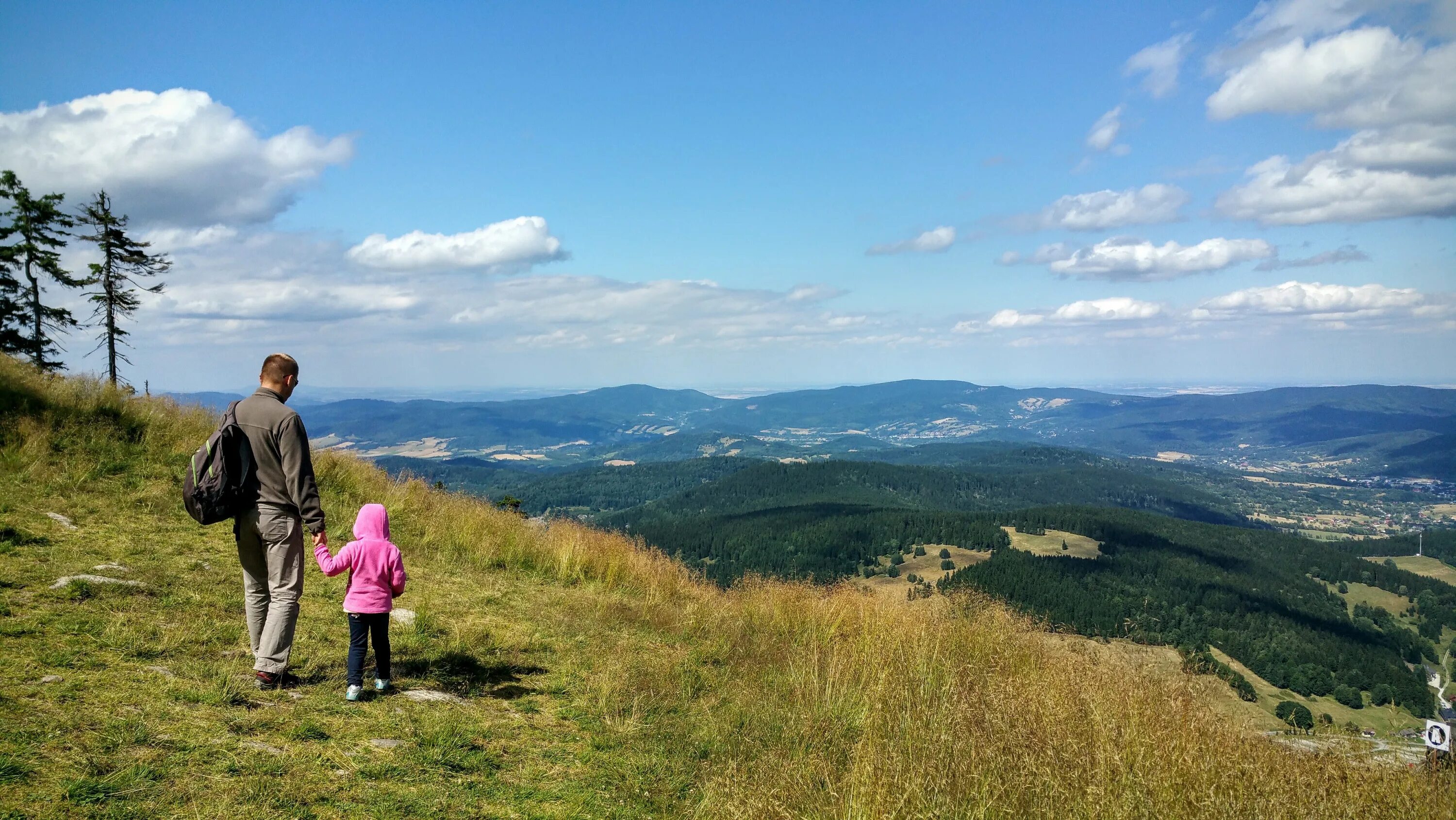 Mountain child. Горы для детей. Семья в горах. Малыш в горах. Папа дети горы.