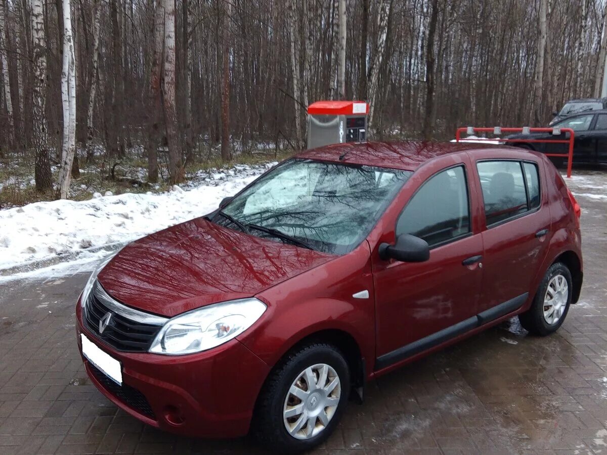 Купить сандеро в в новгород. Рено Сандеро хэтчбек 2013. Renault Sandero хэтчбек 2013. Рено Сандеро красная 2013 год. Рено Сандеро 2013 красный.