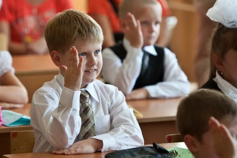 Одноклассники прямо на уроке. Дети за партой. Школьники в классе. Дети в школе за партой. Ученик за партой.