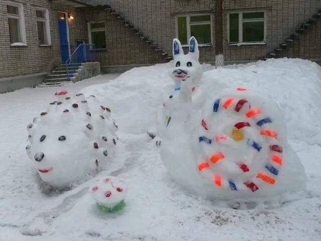 Снежные фигуры. Ежик из снега в детском. Ежик в тумане из снега. Фигуры из снега в детском саду. Снежные постройки в детском саду на участке.