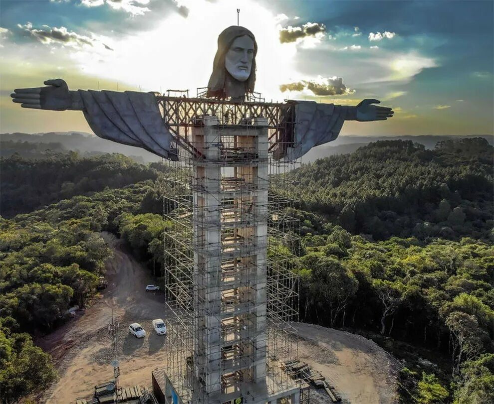 Памятники бразилии. Христос Искупитель Рио де Жанейро. Статуя Христа в Рио-де-Жанейро. Статуя Христа-Искупителя Бразилия высота. Статуя Иисуса в Рио де Жанейро.