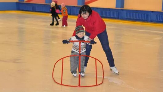 Приспособление для катания на коньках для детей. Дети на катке. Учим кататься на коньках. Кататься на коньках зимой. Опора для катания на коньках.