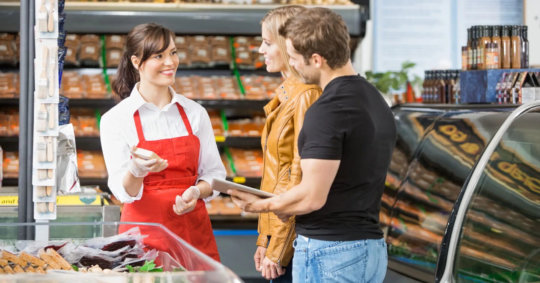 Client shop. Продавец и покупатель. Магазин продавец и покупатель. Покупатель в магазине. Продавец улыбается.