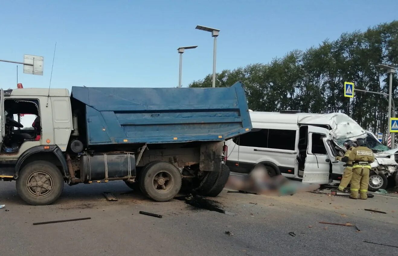 Авария м5 уфа. ДТП 25 июля в Башкирии Ford Transit. КАМАЗ врезался в автобус.