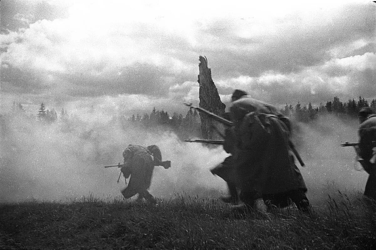 Нападение на поле. В атаку ВОВ 1941.