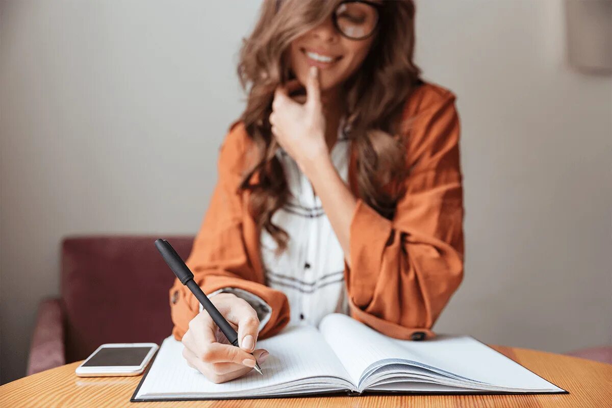 Женщина с запиской. Человек думает и пишет. Woman taking Notes. Женские заметки.