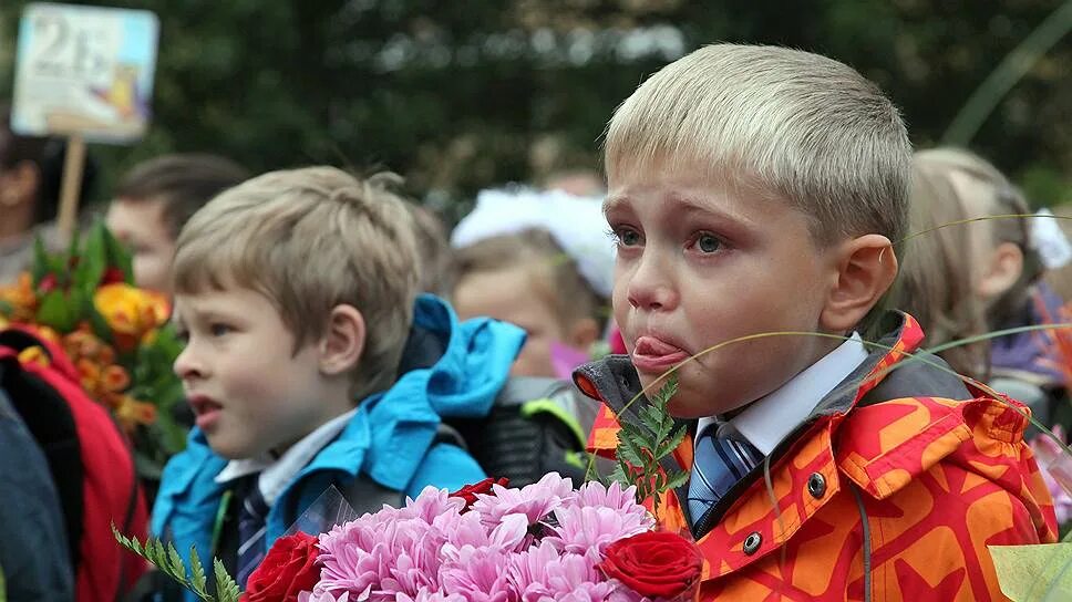 Собираемся в школу 1 сентября. Плачущие первоклассники. колокольчик &quot;первоклассник&quot;. мальчик с колокольчиком 1 сентября. первоклашка плачет.