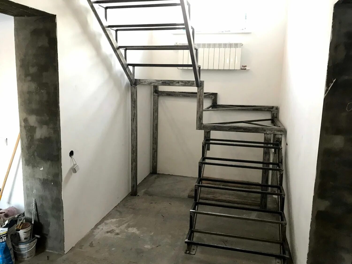 Второй этаж из профильной трубы. Лестница на 2 косоурах забежная. Лестница металл 40на40 труба. Лестница из профильной трубы на второй этаж. Лестница на 2 этаж металлический каркас.