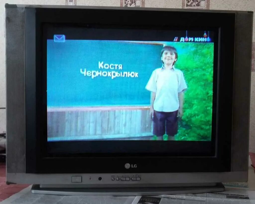 Телевизор lg гаснет. LG 21fs7rg. Дефекты изображения на экране телевизора. Включенный телевизор. Телевизор отключается.