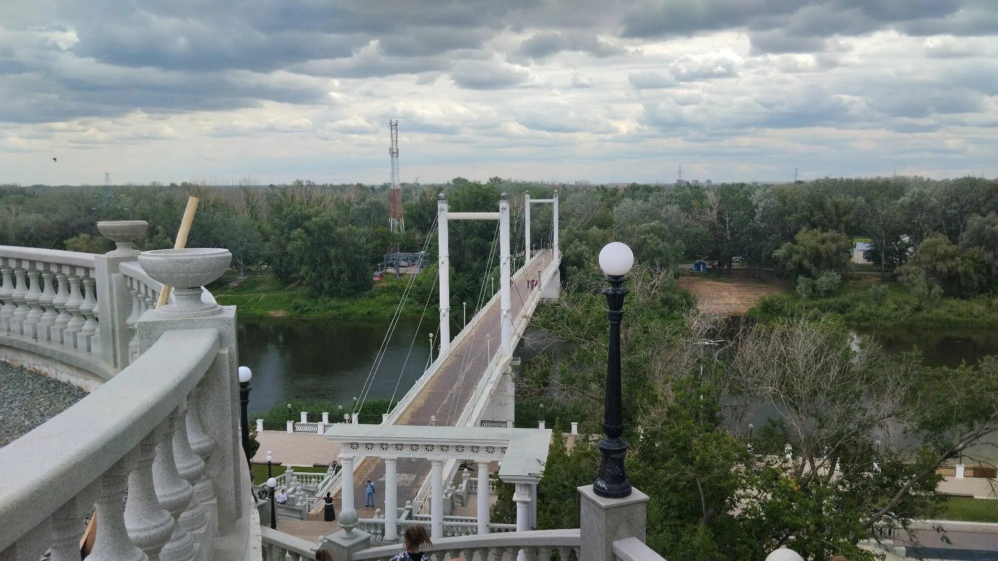 Мост Европа Азия Оренбург. Мост через Урал Оренбург Европа Азия. Пешеходный мост Оренбург.