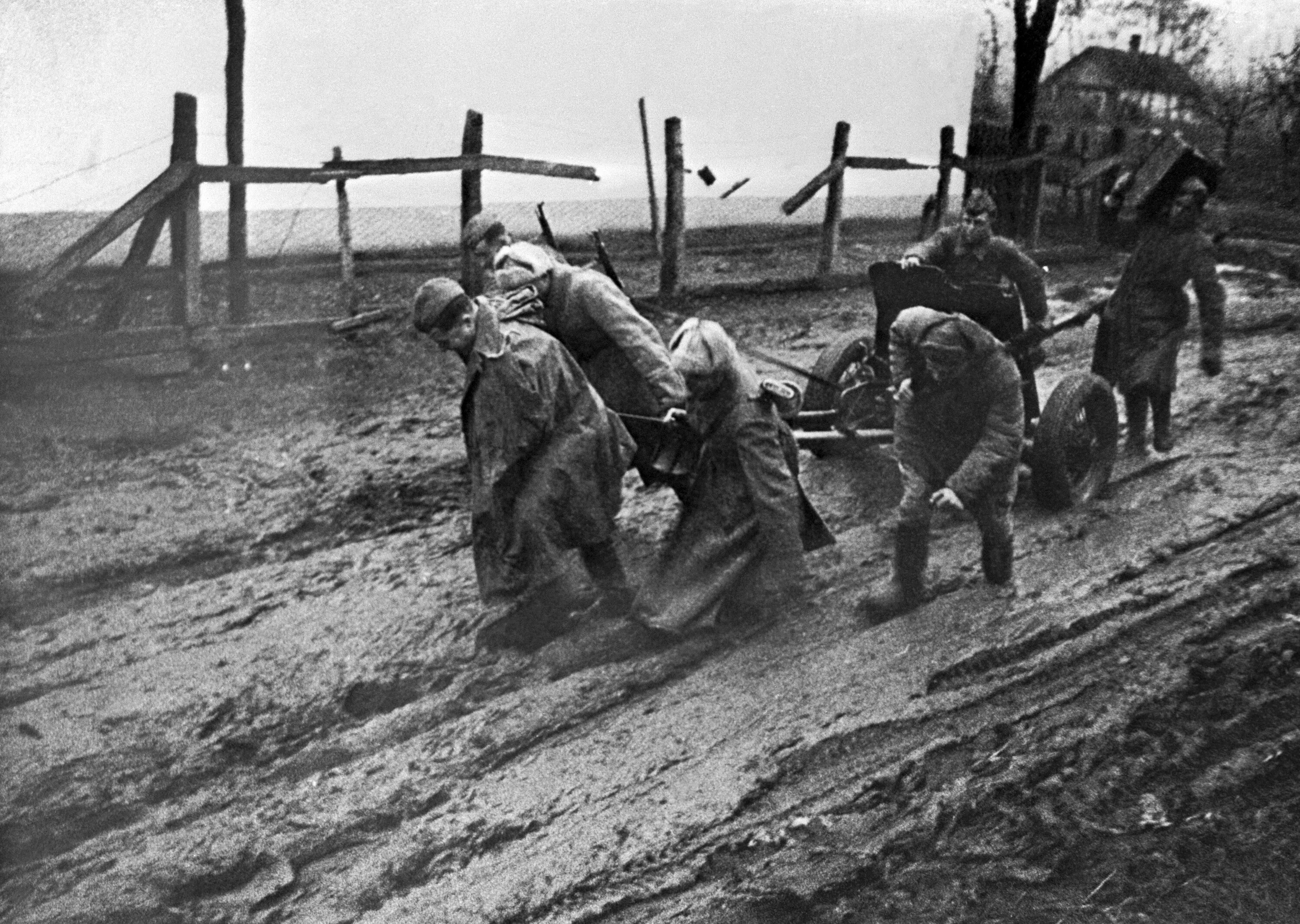 Советский солдат 1944 год. Г. грязи в годы войны 1941-1945. Военные дороги ВОВ 1941-1945. Пушка 45 мм ВОВ 1941.