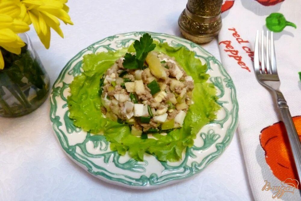 Салат из печени минтая рецепт с фото очень вкусный. Салат из консервированного минтая. Салат с печенью минтая. Печень минтая салат. Салат с печенью минтая классический.