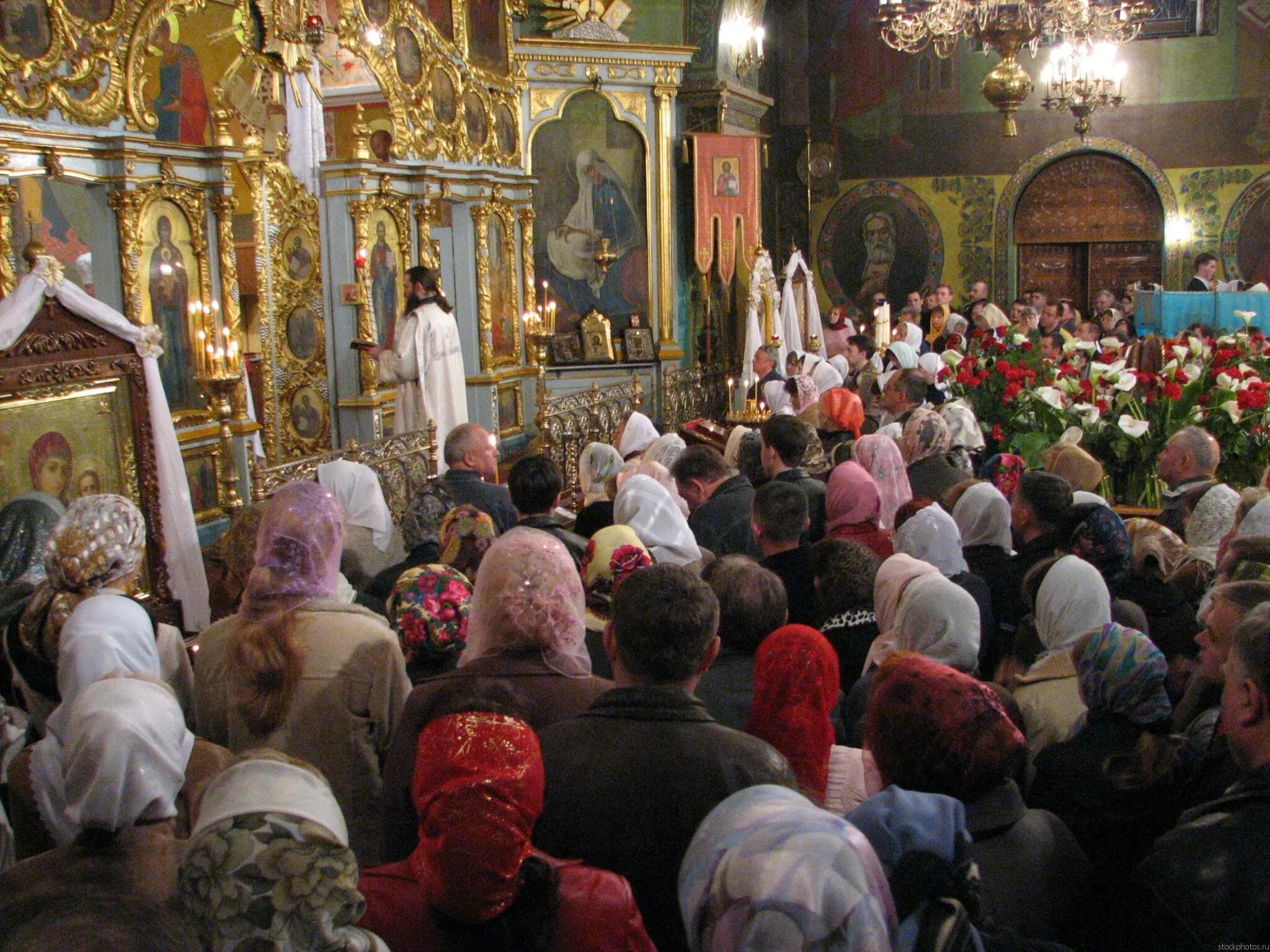 Православное церковное богослужение. Служба в православном храме. Богослужение в православном храме. Пасха храм. Люди в храме литургия.