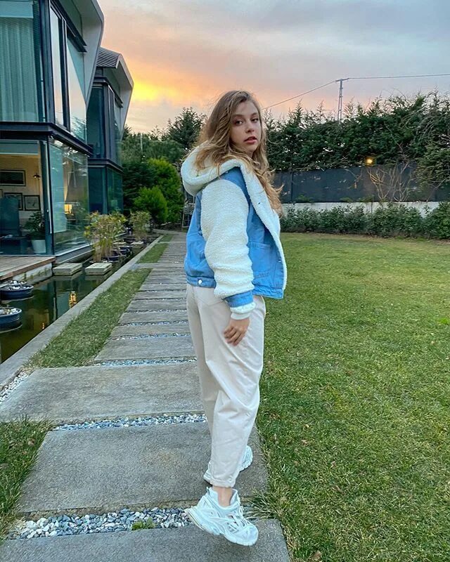 Гамзе эрчель. Гамзе эрчел инстаграм. Ханде и гамзе эрчел. Сестра ханде эрчел. Гамзе эрчел.