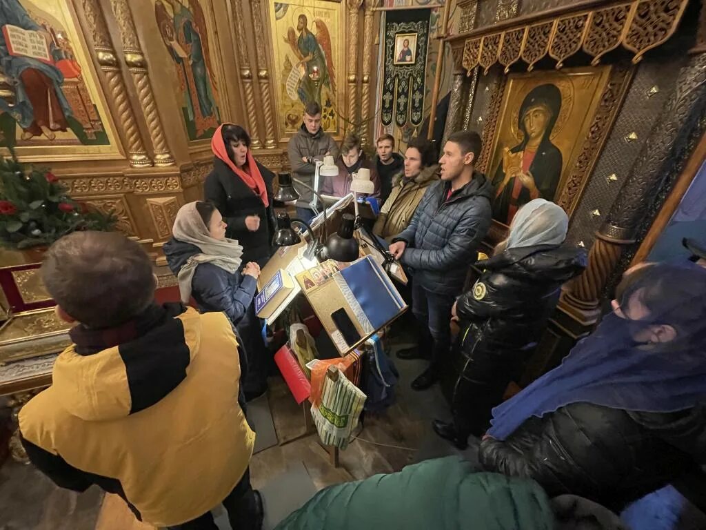 храм иоанна предтечи калуга. расписание богослужений в храме иоанна предтечи в калуге. священник идет в храм. служба в церкви калуги. храм иоанна предтечи калуга.