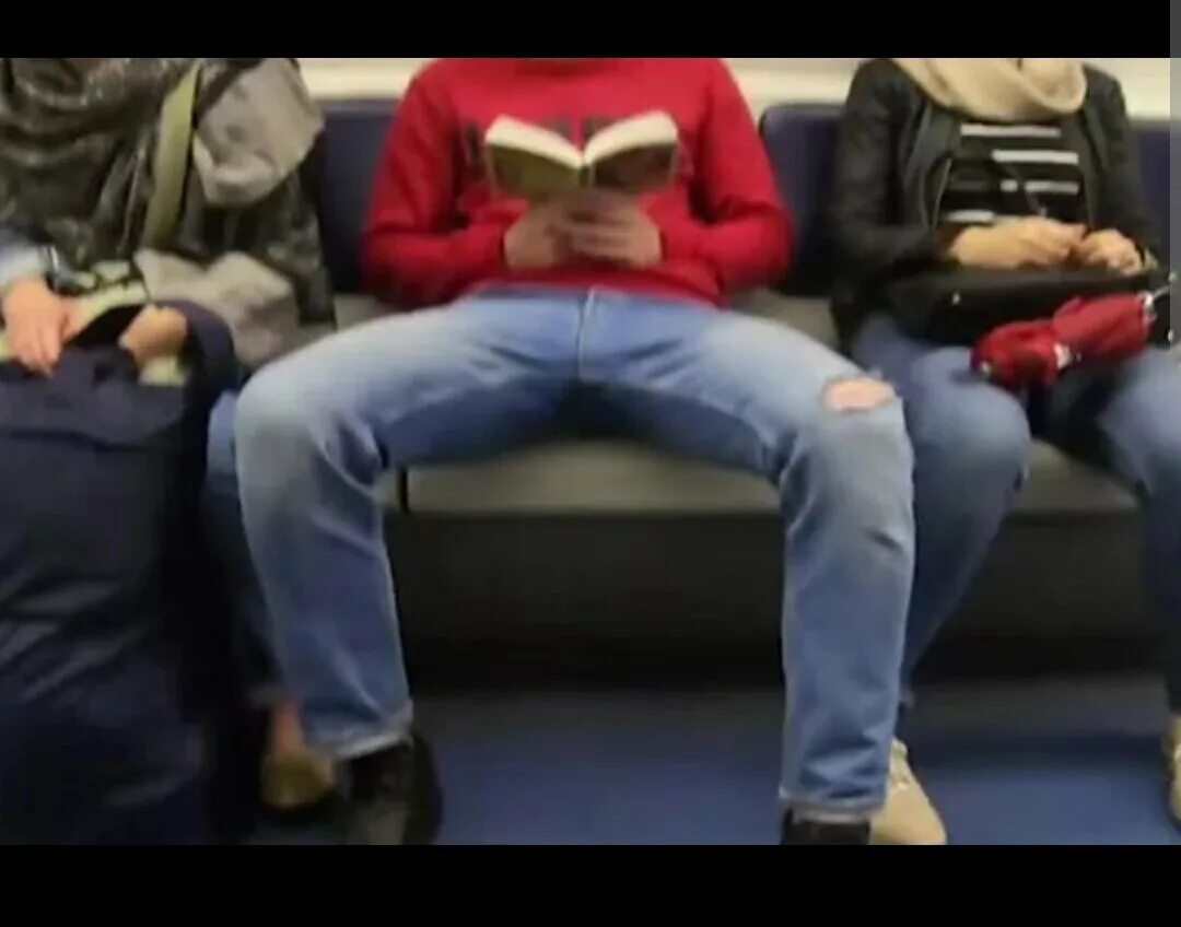 Мужчины с расставленными ногами в метро. Сидит с расставленными ногами. Мужчина сидит в метро.