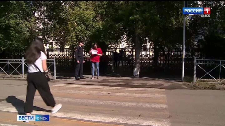 Школьник переходит дорогу по пешеходному. Заброшка в Москве. Настоящий рейд в школе. Дети переходят дорогу 1 сентября. 23 сентября через