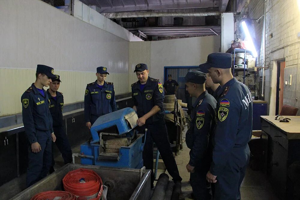 спб угпс мчс рф. занятия мчс. стажировка пожарного мчс. профессиональная подготовка пожарных. мчс курсанты на практике.