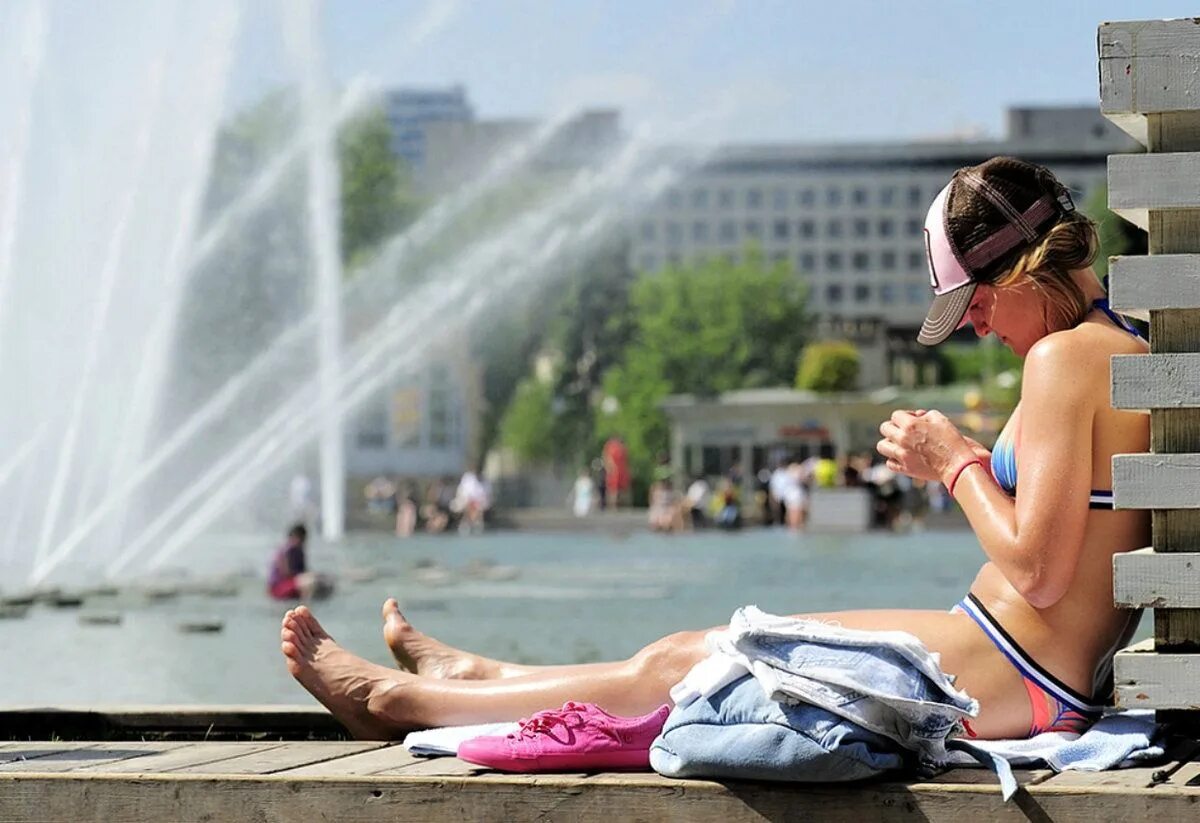 Лето жара работа. Жара в офисе. Под вентилятором. Очень жарко. Девушки летом в жару.