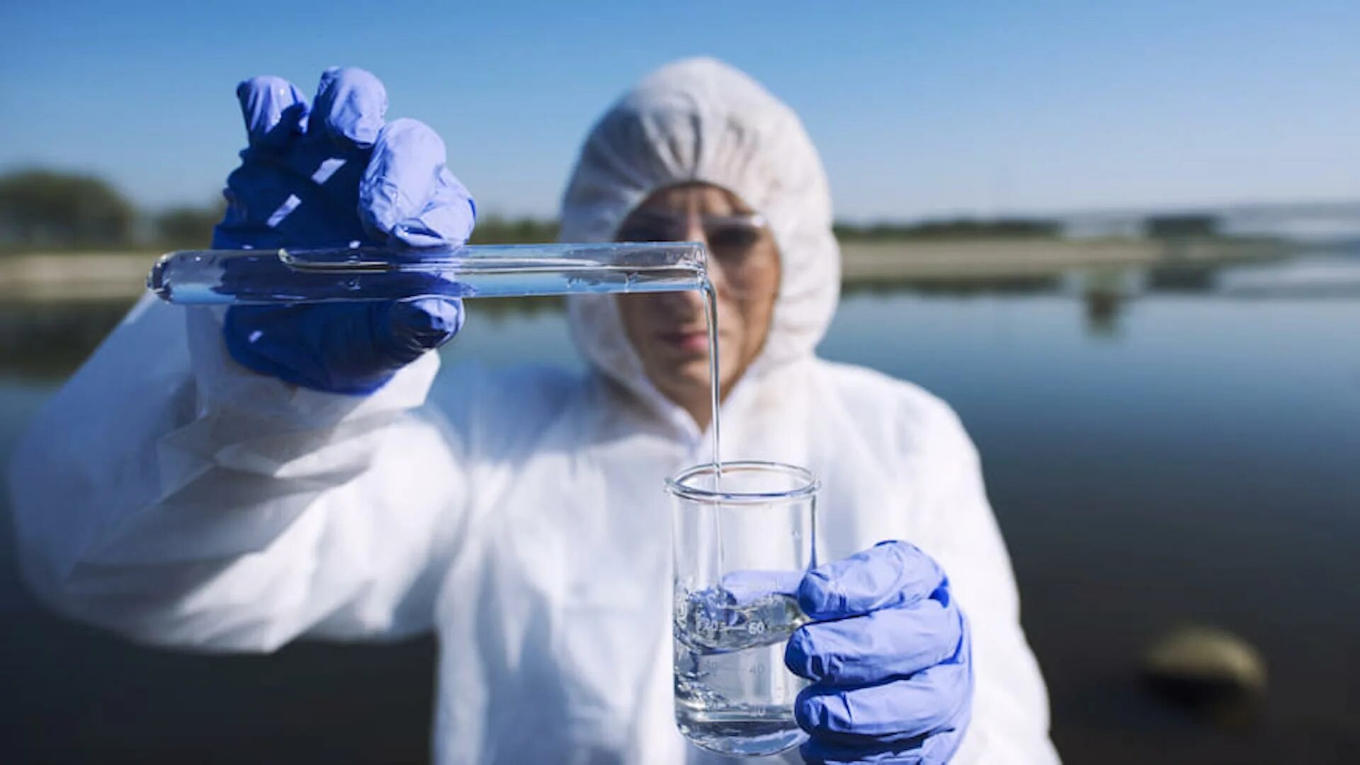 Отбор проб воды. Качество воды. Исследование воды. Пробы воды в лаборатории. Экологическое качество воды