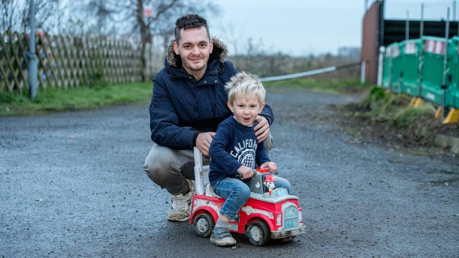 Детское кресло в машину. Кресло для перевозки детей в автомобиле. Счастливый ребёнок в автокресле. Автоняня. Автоняня.
