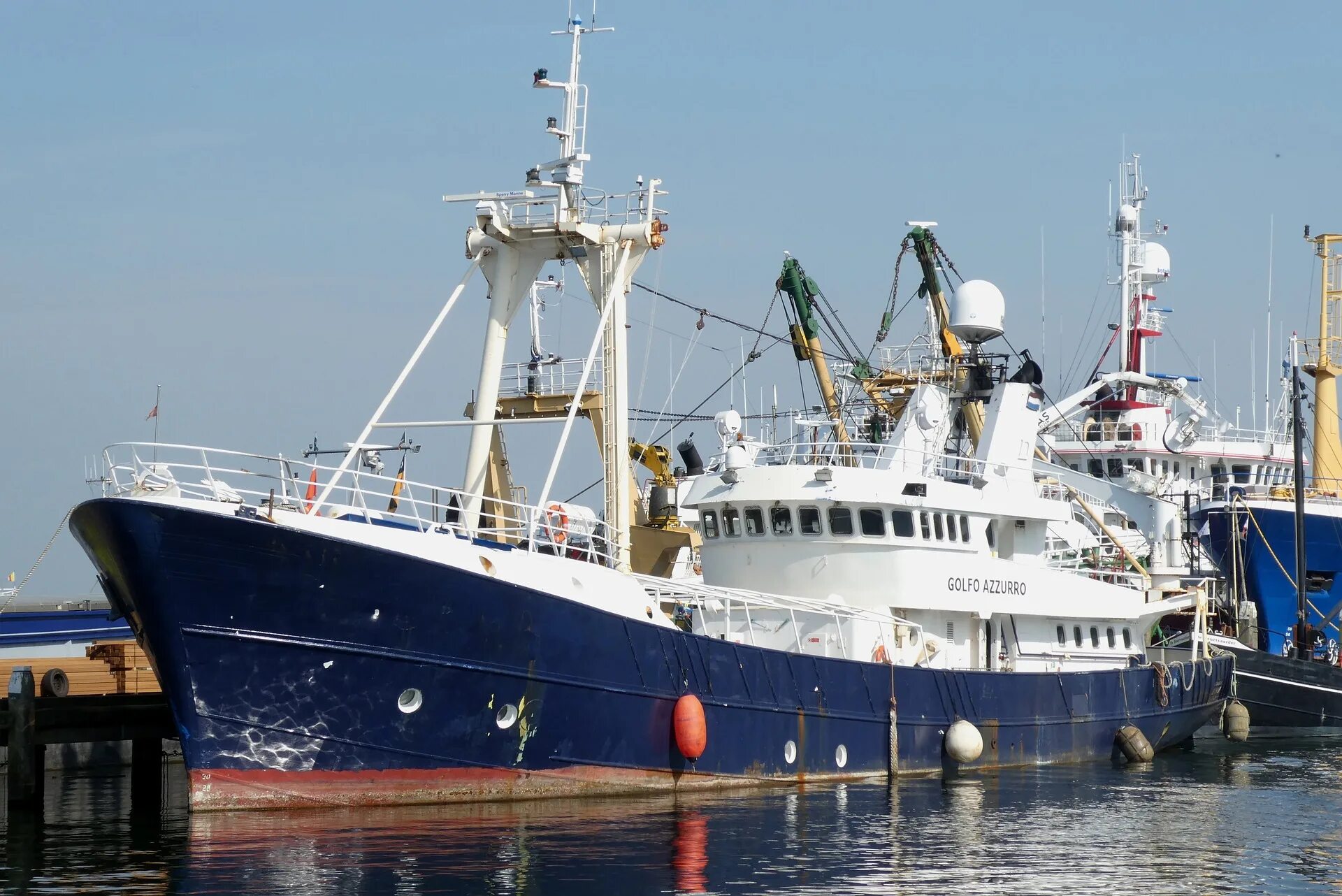 Траулер. Рыболовное судно (Fishing Vessel). Рыболовный траулер Рыбак. Рыболовецкий траулер Дельфин. Морской рыболовецкий траулер.