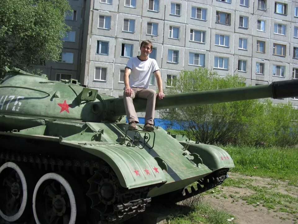 Купить танк в омске. Танк во дворе Омска. Танк т-62 Омск. Т-62 во дворе в Омске. Танки в Омске во дворах.