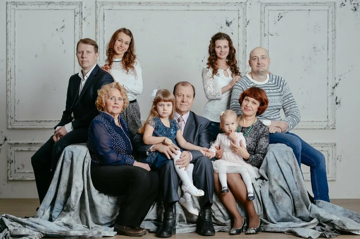 Фотосессия большой семьи. Большая славянская семья. Современных семей в большом. Фотография семьи. Большая счастливая семья.