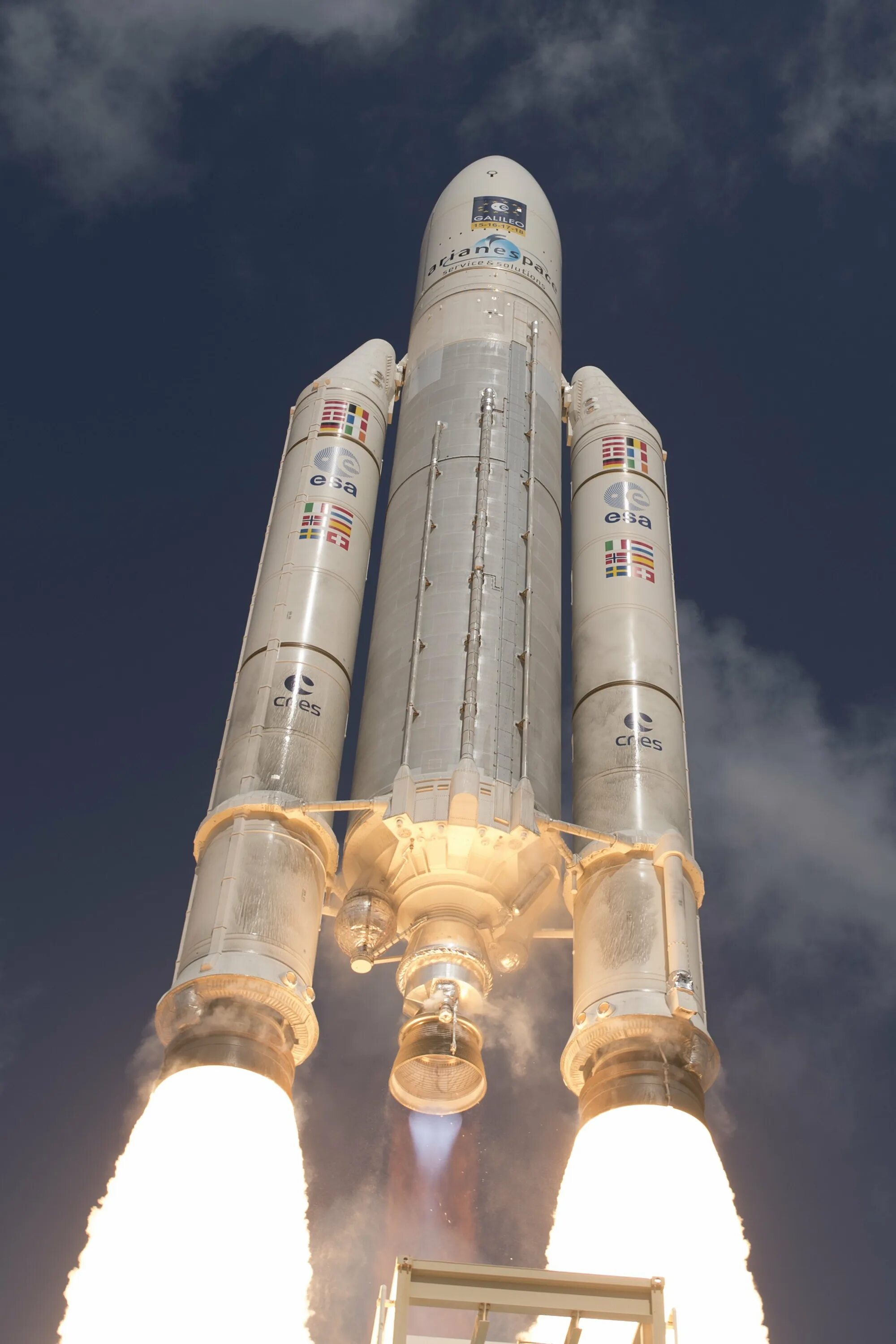 Ракета фото картинки. Ариан-5 ракета-носитель. Ракета Ariane 5. Твердотопливный ускоритель Спейс шаттл. Ариан-5 ракета-носитель фото.