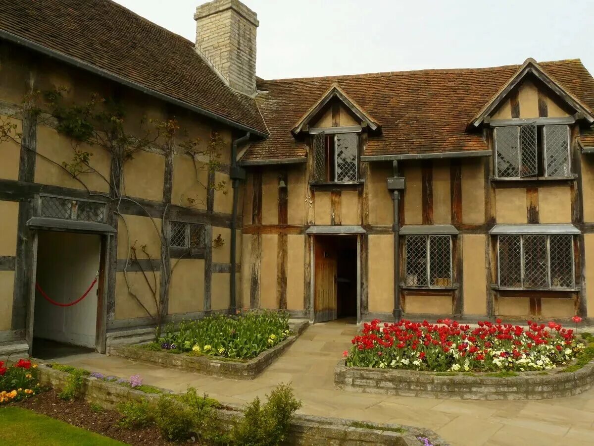 Где жил ка. Стратфорд дом Шекспира. Дом Уильяма Шекспира в Стратфорде. Дом-музей Шекспира Англия. Уильям Шекспир дом музей.