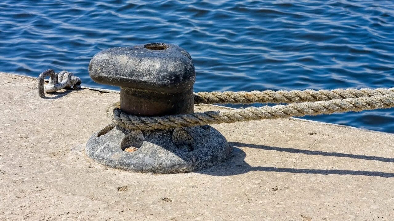 Кнехты и палы. Кнехт на судне 5 букв. Кнехт на судне 5 букв. Кнехты швартовые с канатом. Кнехт морской.