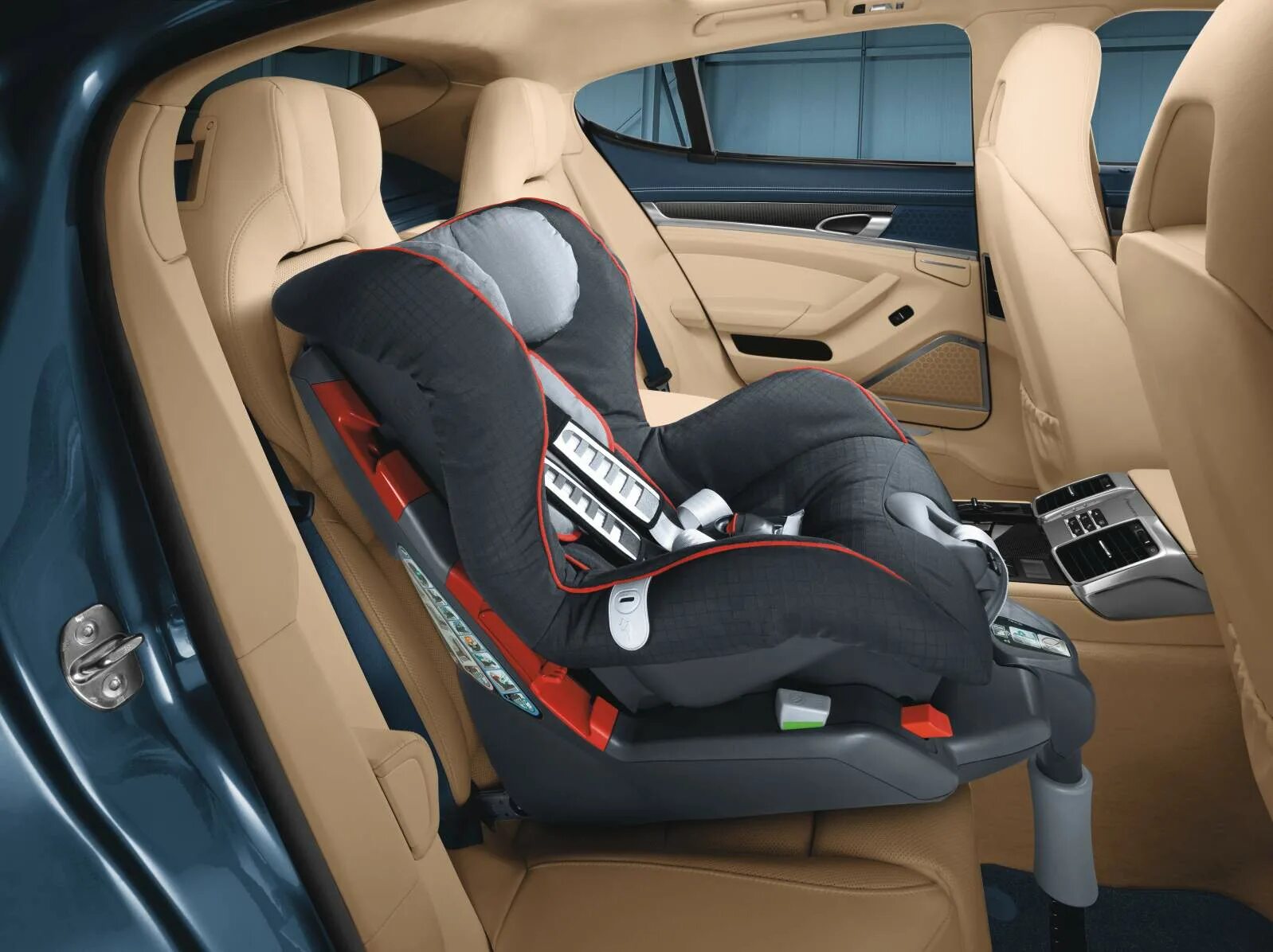 Как крепится кресло в автомобиле. Porsche Junior Seat Isofix, g 1. Porsche Junior Seat Isofix. Автокресло Инфинити изофикс. Porsche Cayenne Isofix.