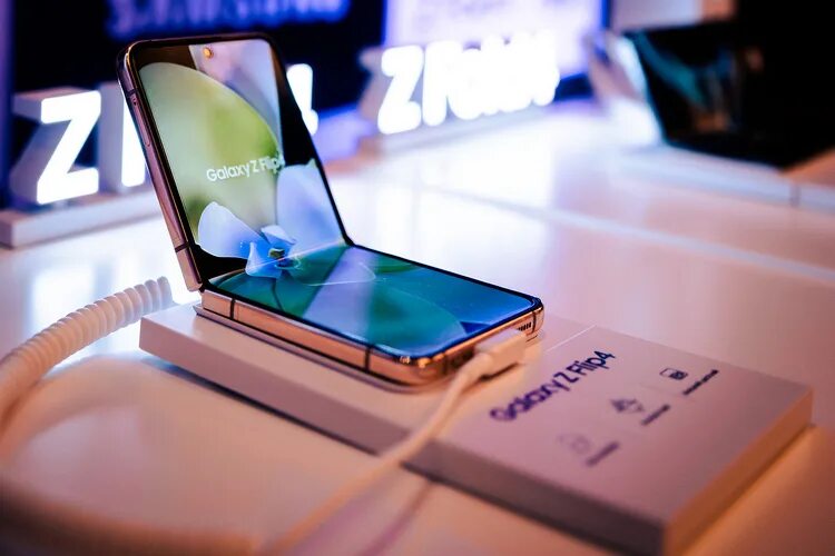 Телефон z flip 5. Samsung Galaxy Flip 4. Samsung Galaxy z Flip 4. Samsung Galaxy z Fold 4. Складной смартфон Samsung Galaxy z Flip 4.