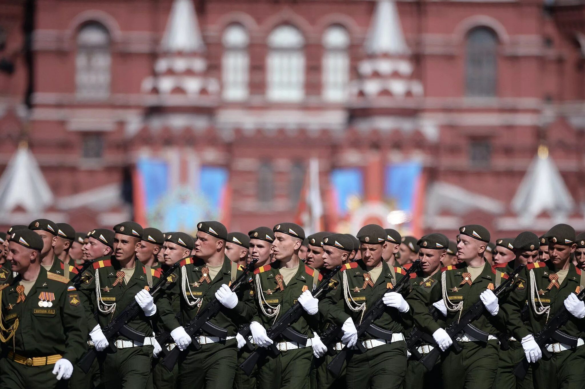 Парад войск в москве. Парад на красной площади. Военные на параде Победы. Парад солдат на красной площади. Военные на красной площади.