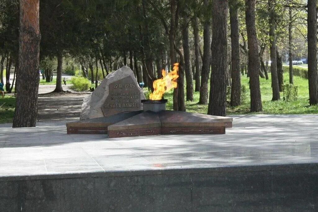 Лермонтов ставропольский край. Город Лермонтов вечный огонь. Лермонтов Ставропольский край вечный огонь. Сквер Победы г Лермонтов. Сквер города Лермонтова Ставропольский край.