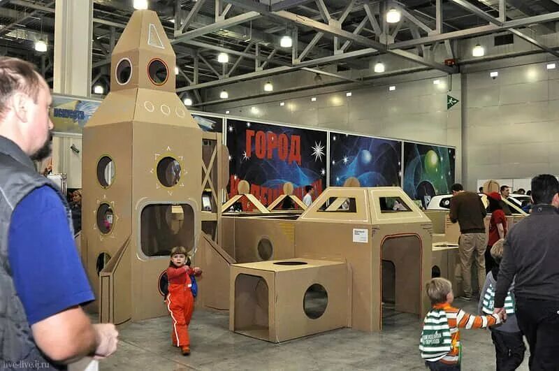 Лабиринт из картона. Лабиринт из картона своими руками. Самолет из картона. Cardboardia project. Сооружения из картона.