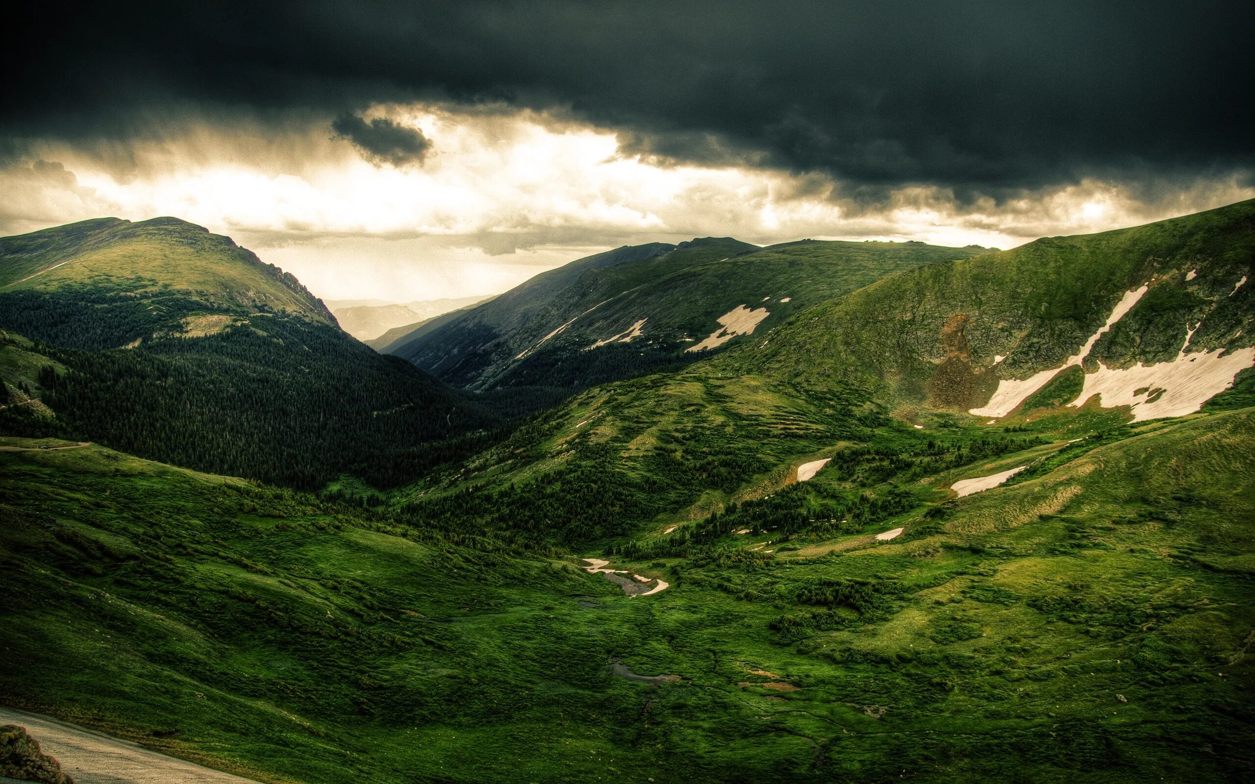 Грин Маунтинс хребет. Green Hills зеленые холмы Ирландии. Природа. Зеленые горы.