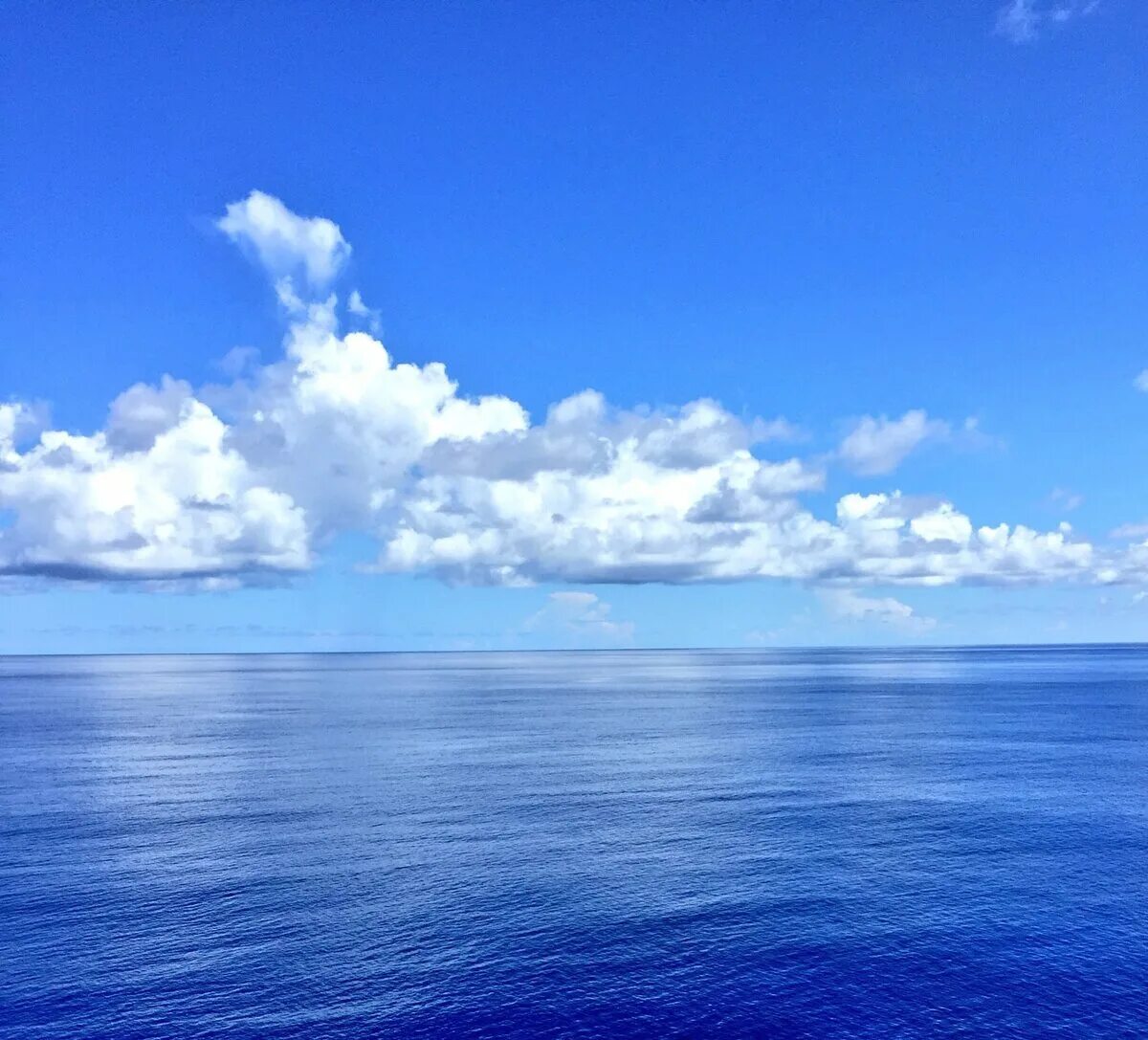 Безмятежно голубой. Голубое море. Безмятежное море. Лазоревое небо. Безмятежно голубой.