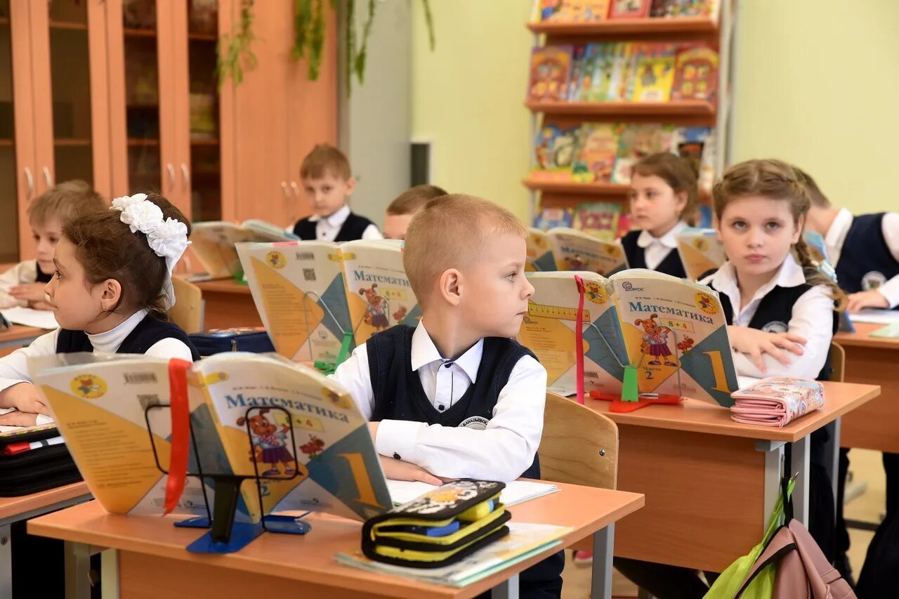 Русские ученики. Всех бывших школьников с 1 сентября. Шестое сентября картинка в школу. Суеверия школьников. 6 сентября 2008