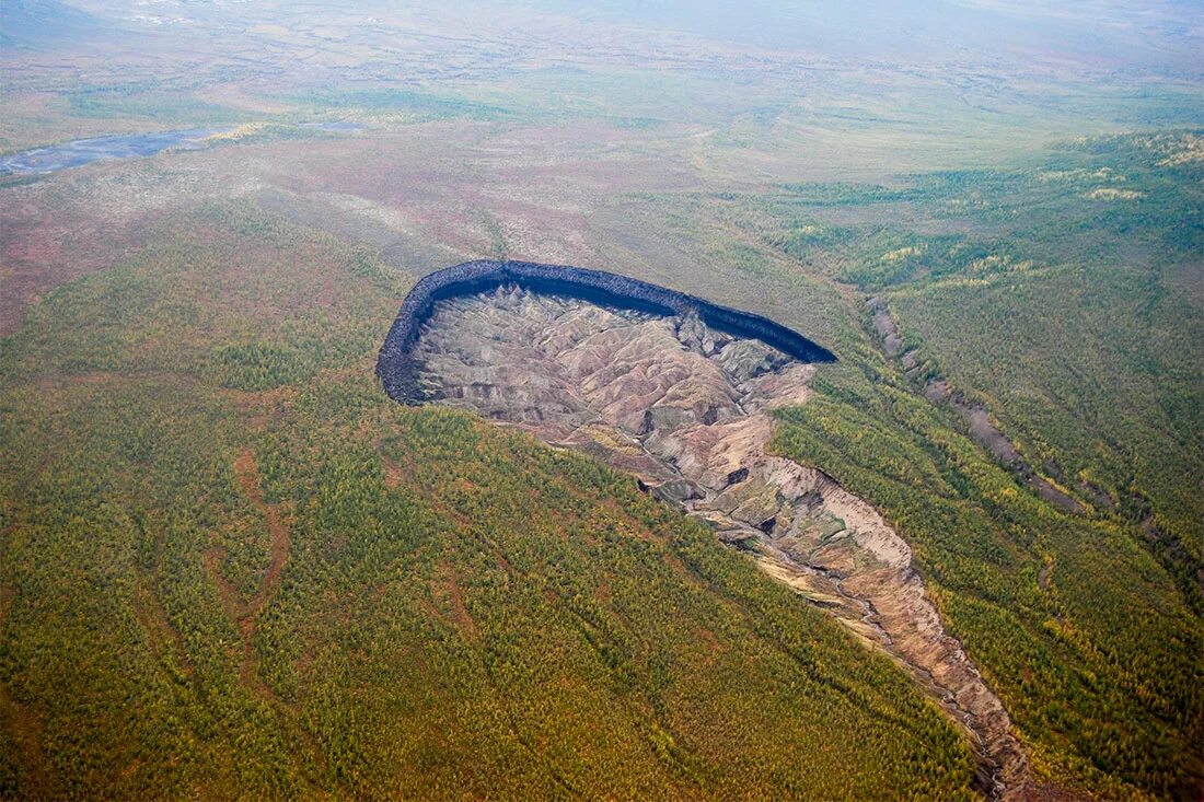 Батагайка. Кратер Батагайка. Кратер Батагайка Якутия. Батагайский термокарстовый кратер. Батагайка кратер в Сибири.