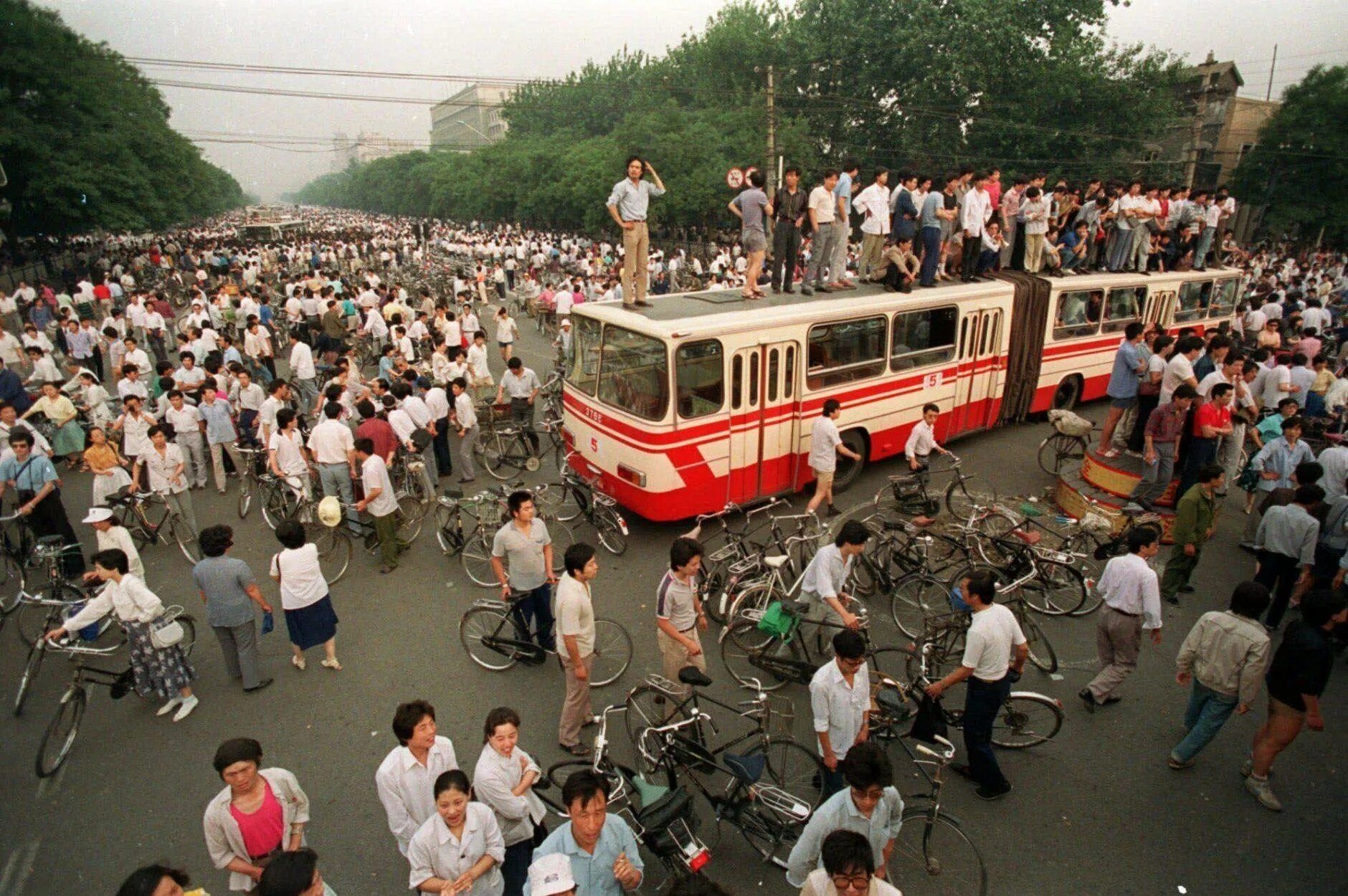 Ужасные события произошедшие в. Площади Тяньаньмэнь в 1989 году. Площадь Тяньаньмэнь в Пекине 1989. Площадь Тяньаньмэнь 1989 жертвы.