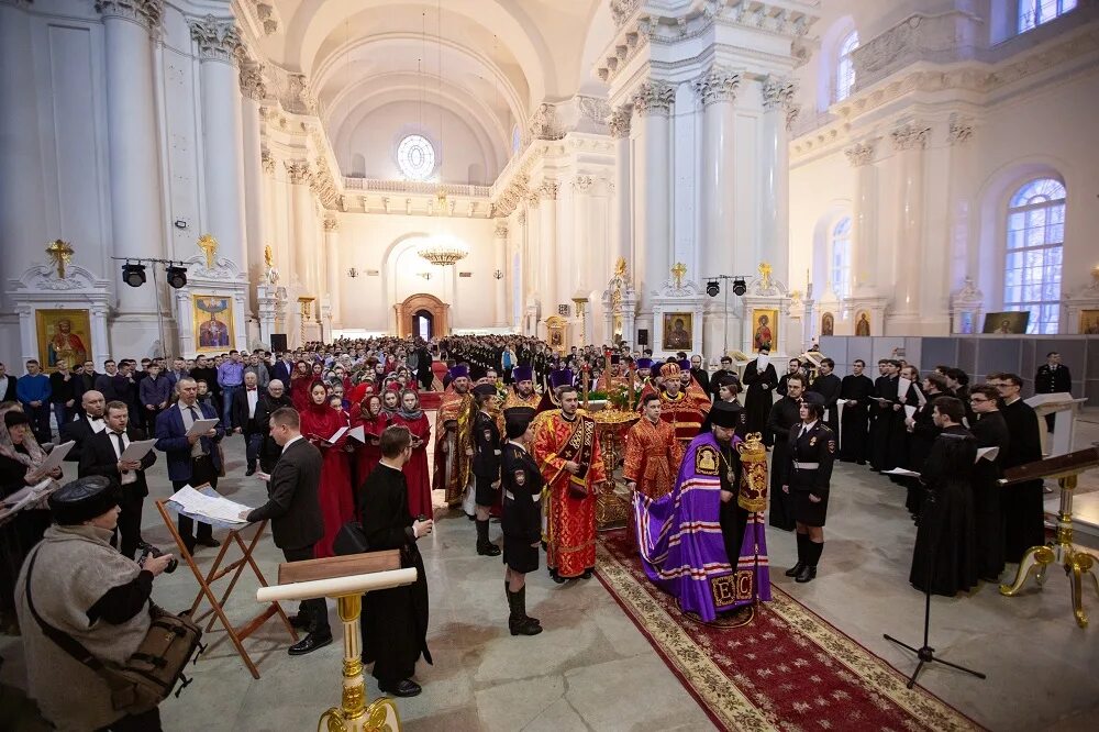 Служба в смольном соборе. Служба в храме смольный спб. Пасхальное яйцо смольный собор андрей ананов. Первая служба в смольном соборе в 2010 г. Смольный собор внутри 2020.