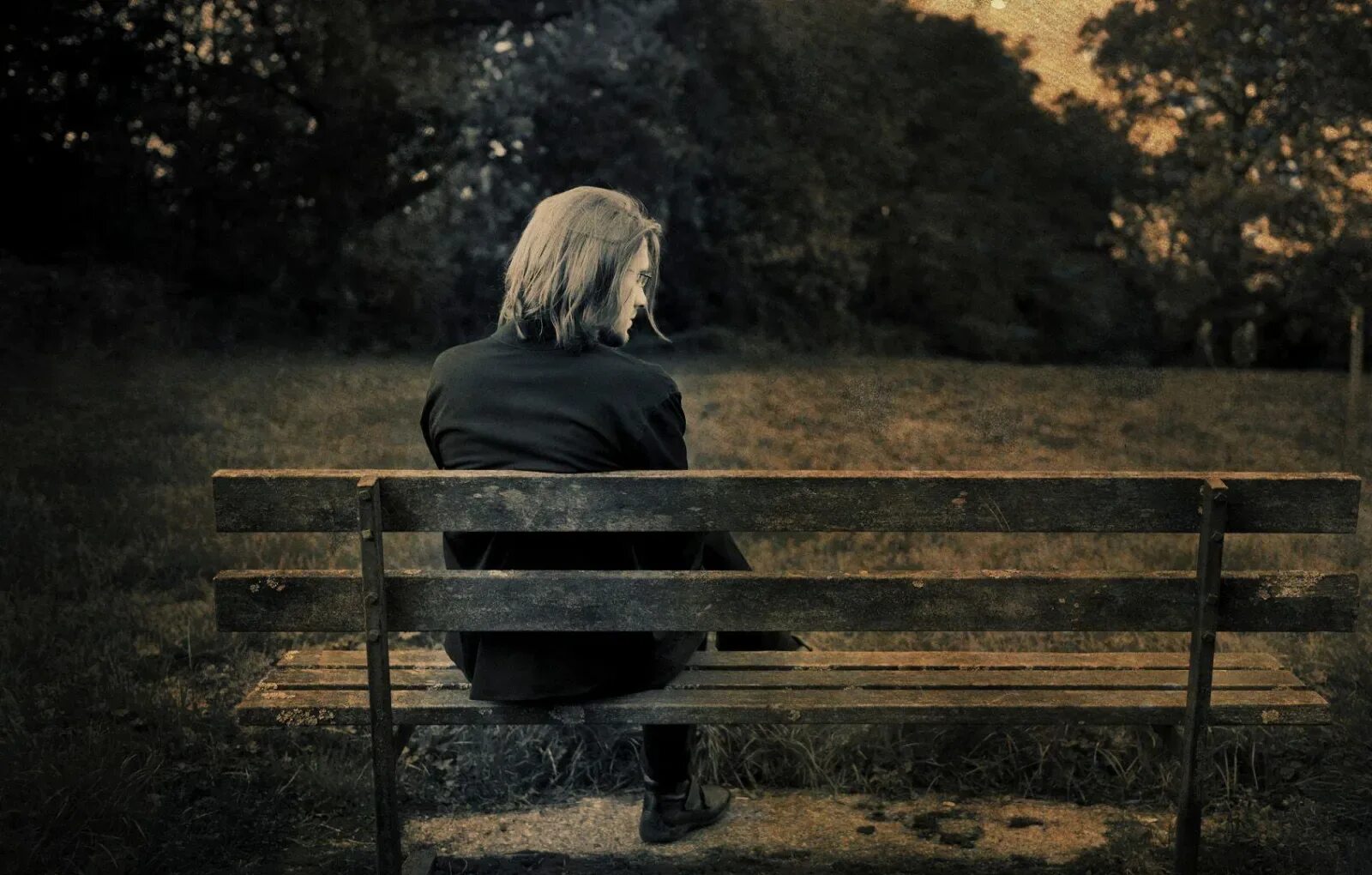 Снова одинока я сижу поет девушка. Это одиночество. Одинокая женщина на скамейке. Одинокий человек. Одинокий человек на скамейке.