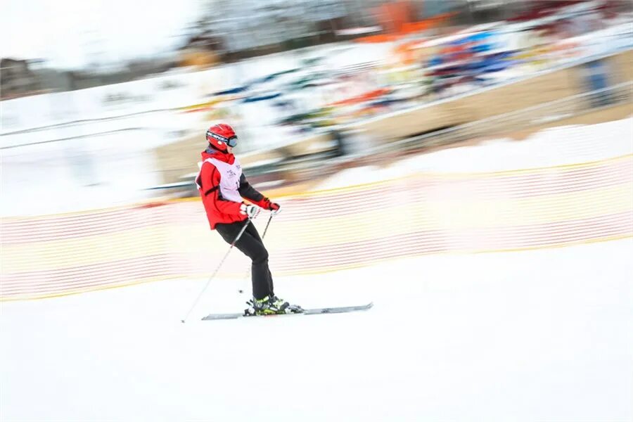 Горные лыжи красноярский. Горные лыжи соревнования. Инструктор по лыжам в бобровом логу николай. Бобровый лог инструктор. Тренер по горным лыжам красноярск карнелиус виталий сергеевич.